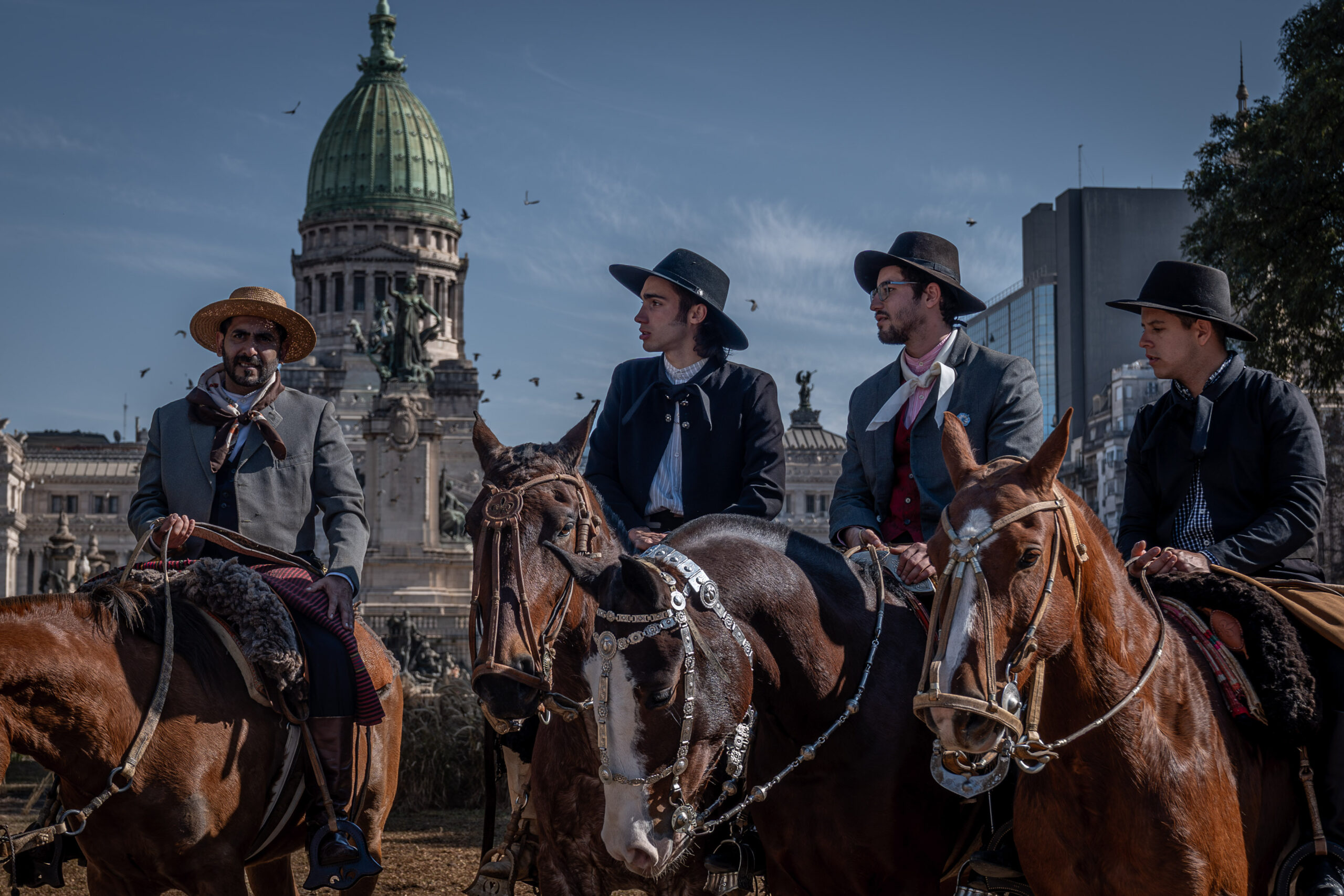 Gauchos en el Congreso / Cowboys near Parliament