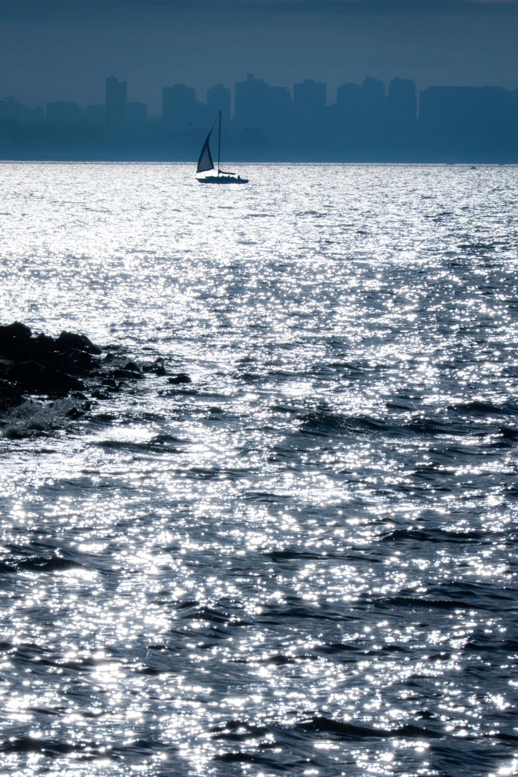 Velero en el Rio de la Plata / Sailboat on the River Plate